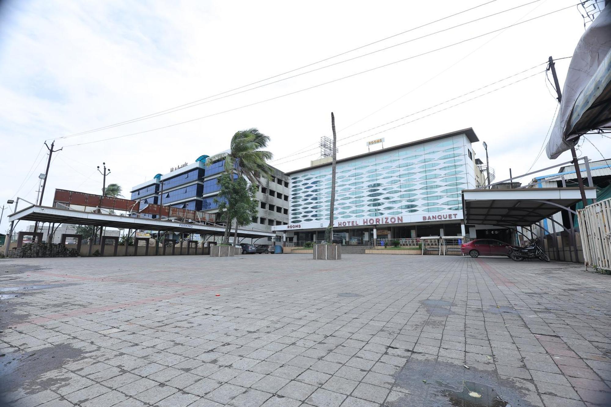 Hotel Horizon & Restaurant Surat Exterior photo